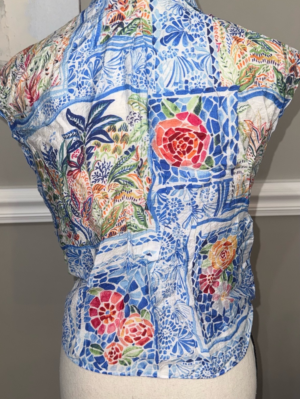 Sleeveless Blue Floral Tie-Hem Blouse - Picture 5 of 9